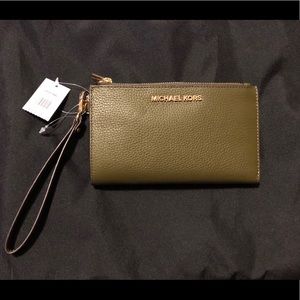 ✨NWT✨ Michael Kors Wallet/Wristlet - iPhone 8+